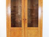 une image d'une armoire en bois avec des portes en verre