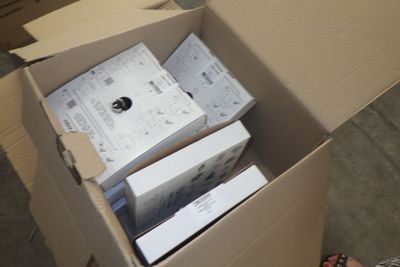 une boîte remplie d'appareils électroniques posée par terre