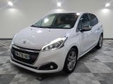 la petite voiture blanche est garée dans la pièce au sol en damier