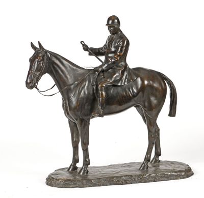 statue en bronze représentant un homme à cheval sur fond blanc