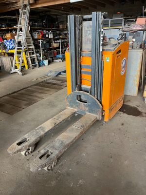 a forklift that is sitting in a warehouse