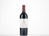 une bouteille de vin rouge posée sur une table