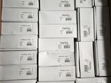 beaucoup de boîtes blanches qui se trouvent dans une boîte