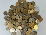un tas de pièces de monnaie posées sur une table, sur fond blanc