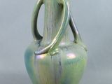 un vase bleu et vert posé sur une table