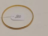 une bague en or à laquelle est attachée une étiquette de prix