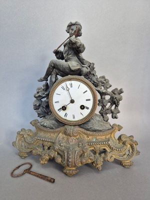 une horloge posée sur une table