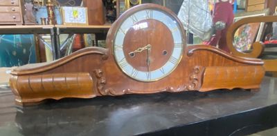 une horloge posée sur une table dans une pièce