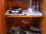 une armoire en bois sur laquelle sont posés des objets en verre