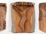trois morceaux de bois sur lesquels sont sculptés un homme et une femme