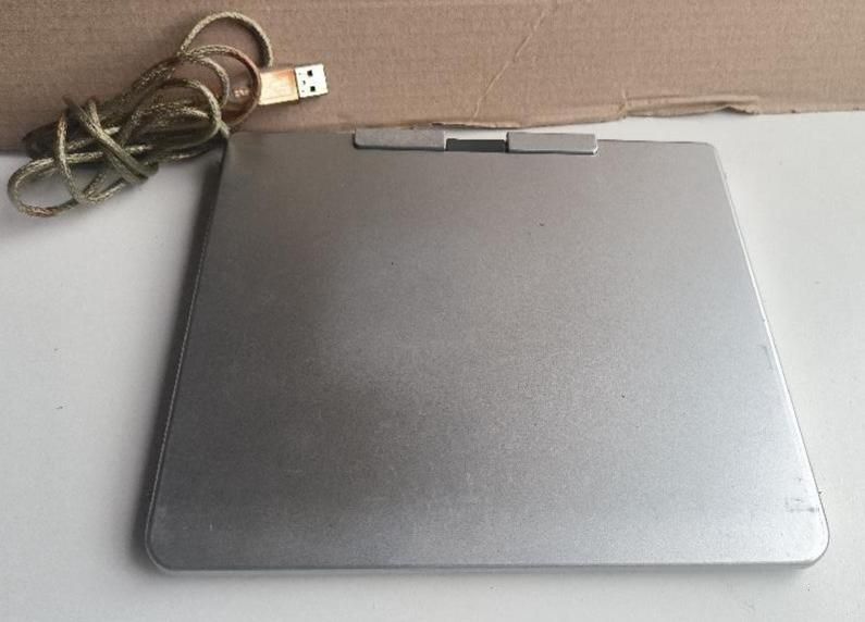 Tablette graphique de marque WACOM, modèle GRAPHIRE4 CTE-440…