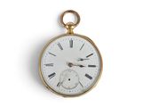 une montre de poche en or avec des chiffres romains sur le cadran