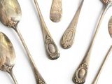 many spoons and spoon spoons arranged in a circle