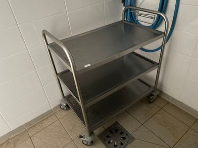 un chariot métallique sur lequel est posé un tuyau bleu
