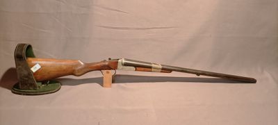 un vieux fusil avec une poignée en bois sur fond blanc