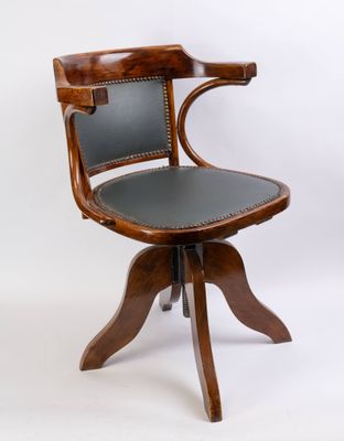 chaise en bois avec assise en cuir noir et structure en bois
