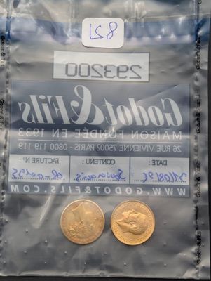 deux pièces d'or dans un sachet en plastique muni d'une étiquette de prix