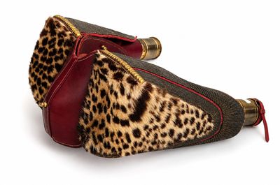 paire de sacs à main à imprimé léopard sur fond blanc, avec une fermeture éclair rouge