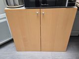 un micro-ondes posé sur un meuble