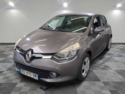 la voiture grise est garée sur un sol en damier dans le garage
