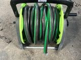 un tuyau posé sur un chariot dans le garage