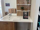 une salle de bains avec un lavabo et un miroir au mur