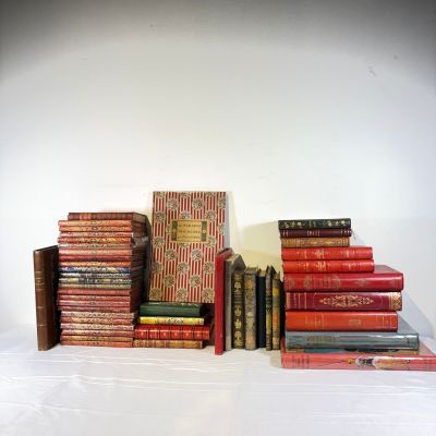 plusieurs livres empilés sur une table