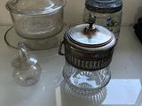 de nombreux bocaux en verre posés sur une table, avec un miroir en arrière-plan