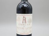 une bouteille de vin posée sur une table
