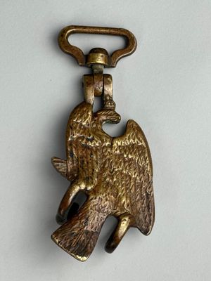 une image représentant un porte-clés en métal orné d'un oiseau