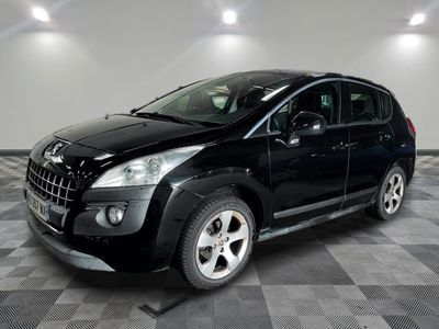 une photo d'un 4x4 noir garé dans un garage