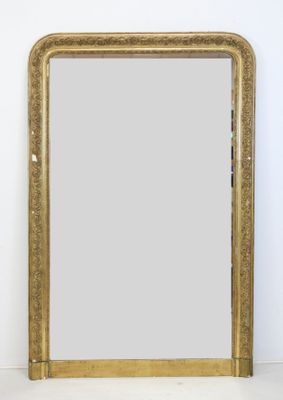 une image représentant un grand miroir à cadre doré posé sur un sol blanc