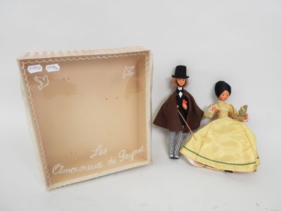 une petite figurine représentant un homme et une femme vêtue d'une robe jaune