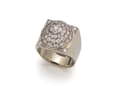 une bague en or blanc 18k et diamants