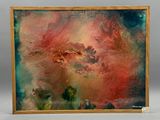 une peinture abstraite représentant un nuage rouge et vert, dans un cadre en bois