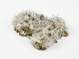 un amas de cristaux sur une surface blanche