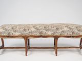 une photo d'un banc dont l'assise est recouverte d'un tissu à motifs floraux