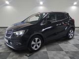 Le SUV Buick noir est garé sur un sol en carrelage à damier.