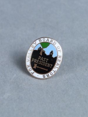 un pin's représentant un arbre