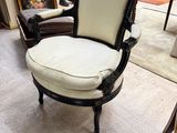 une chaise qui se trouve au milieu d'une pièce