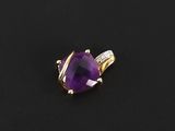un pendentif en améthorate et diamant sur un fond noir