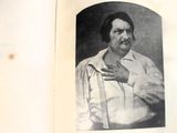 une photo en noir et blanc d'un homme en chemise blanche