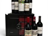 un lot de bouteilles de vin posées sur une caisse en bois