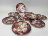 plusieurs assiettes ornées de fleurs, posées sur une surface blanche