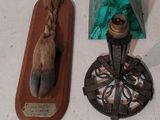 deux objets exposés sur une table