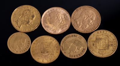 six types différents de pièces d'or sur fond noir