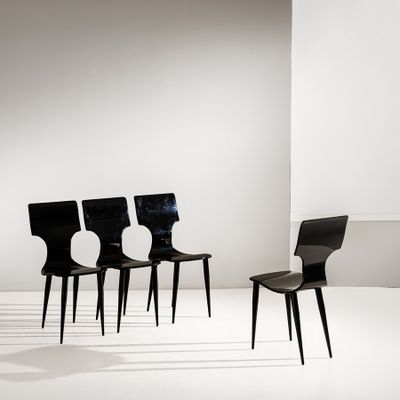 trois chaises noires dans une pièce blanche aux murs blancs