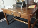 une table en bois surmontée d'une horloge