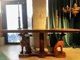 une table en bois sur laquelle est posé un oiseau, dans un salon