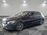 La Mercedes CLA est garée sur un sol carrelé à damier